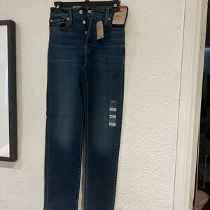 Ladies cropped/high rise wedgie straight jeans (26x28)
